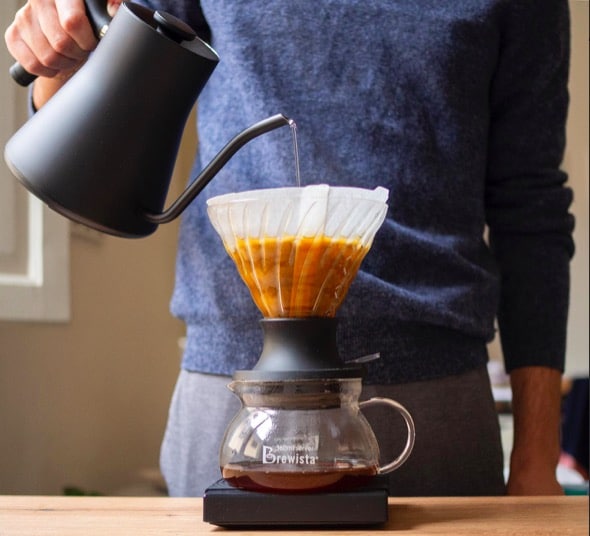 versando l'acqua sul caffè
