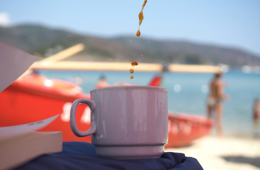 caffè freddo sulla spiaggia